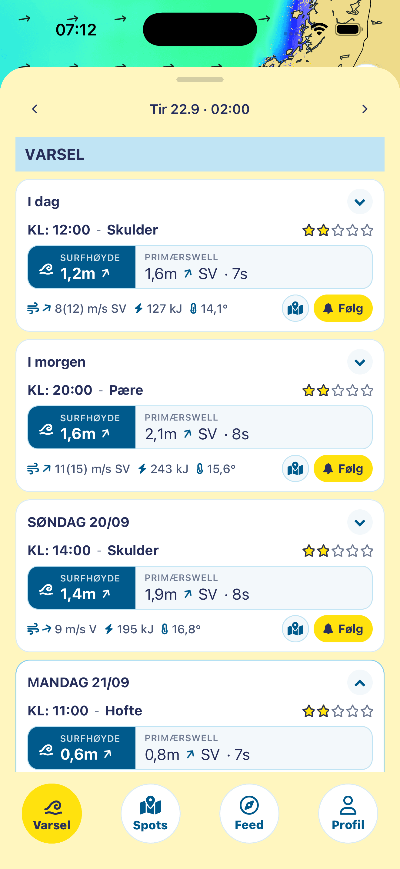 Dagsoversikt med tidspunkt, surfhøyde, swell, vind og Følg-knapp